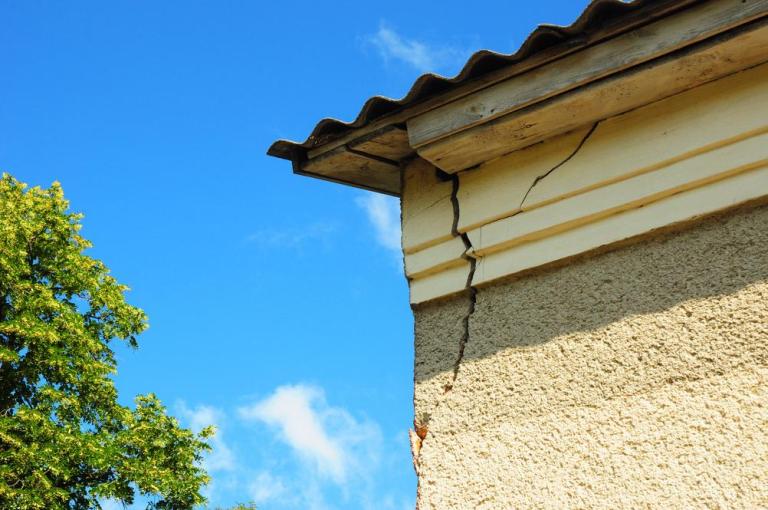Fissures sur la façade à Vaulx-en-Velin : faut-il s'inquiéter ?
